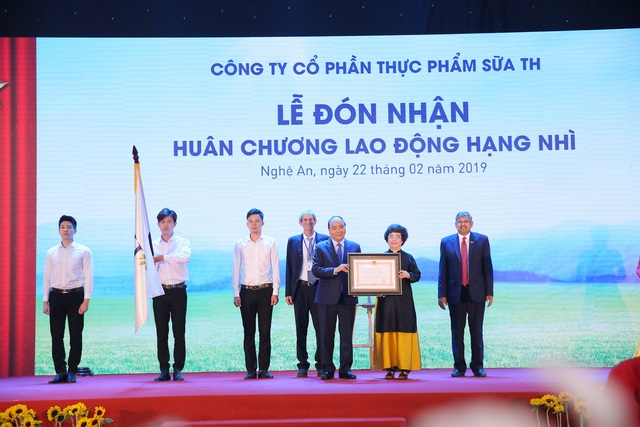 Thủ tướng Nguyễn Xuân Phúc dự lễ khánh thành Nhà máy nước tinh khiết, thảo dược và hoa quả Núi Tiên - 3 Thủ tướng Nguyễn Xuân Phúc dự lễ khánh thành Nhà máy nước tinh khiết, thảo dược và hoa quả Núi Tiên - 3