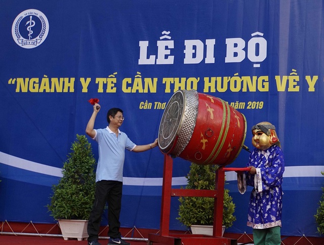 Ông Trương Quang Hoài Nam - Phó chủ tịch UBND TP Cần Thơ đánh trống phát động lễ đi bộ