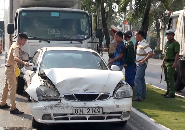 Tài xế xe tải ngủ gục, tông vào đuôi 5 ô tô đang chờ đèn đỏ - 2 Tài xế xe tải ngủ gục, tông vào đuôi 5 ô tô đang chờ đèn đỏ - 2