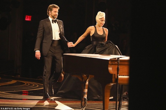 Fans phát sốt vì màn diễn tình tứ của Lady Gaga và Bradley Cooper - 10