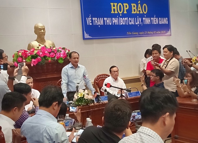 BOT Cai Lậy thu phí trở lại: Nếu kẹt xe sẽ xả trạm, năn nỉ tài xế nhận tiền lẻ - 4 BOT Cai Lậy thu phí trở lại: Nếu kẹt xe sẽ xả trạm, năn nỉ tài xế nhận tiền lẻ - 4