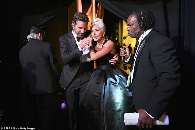 Fans phát sốt vì màn diễn tình tứ của Lady Gaga và Bradley Cooper - 11