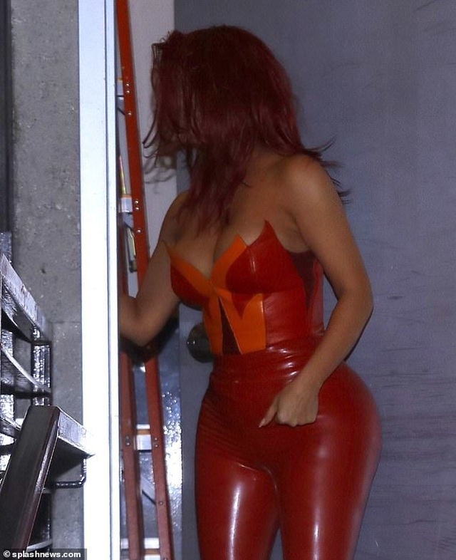 Kim Kardashian gây bất ngờ với tóc đỏ rực - 4