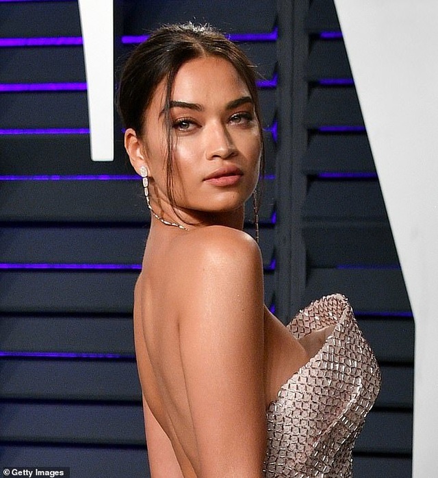 Shanina Shaik lộ hàng trong tiệc Oscar - 1