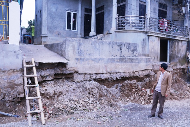 Đường bất ngờ sụt lún, dân nửa đêm chạy tán loạn lo nhà sập - 9 Đường bất ngờ sụt lún, dân nửa đêm chạy tán loạn lo nhà sập - 9