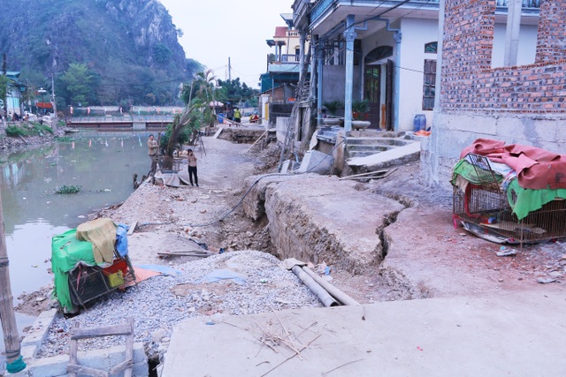 Đường bất ngờ sụt lún, dân nửa đêm chạy tán loạn lo nhà sập - 4 Đường bất ngờ sụt lún, dân nửa đêm chạy tán loạn lo nhà sập - 4