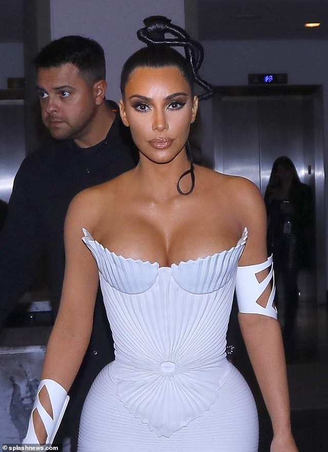 Kim Kardashian diện váy phô vòng một - 7