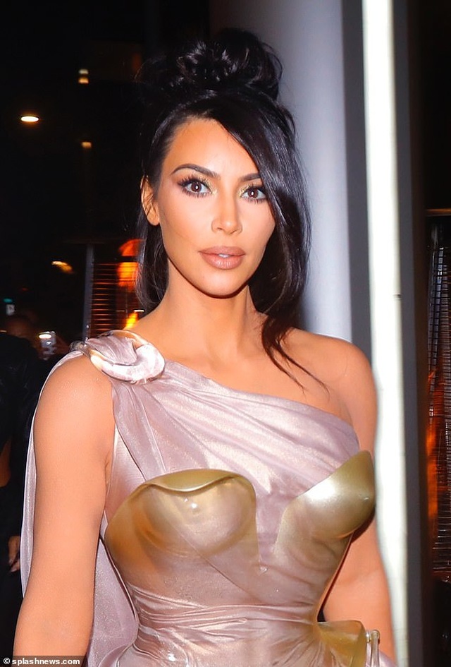 Kim Kardashian diện váy phô vòng một - 3
