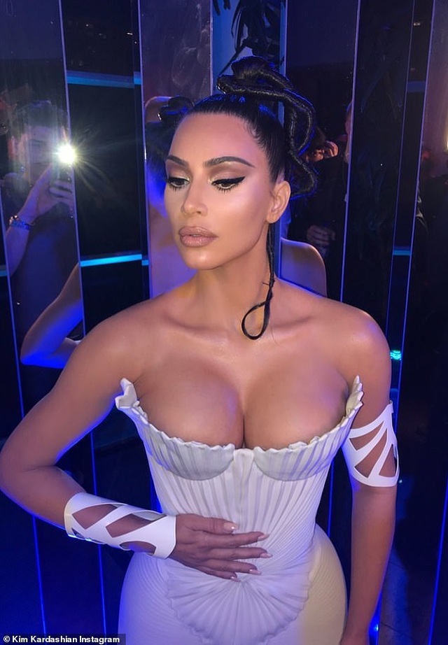 Kim Kardashian diện váy phô vòng một - 9