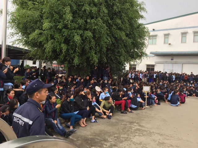 Hàng ngàn công nhân tập trung trước nhà máy phản đối bị cắt giảm phụ cấp - 1 Hàng ngàn công nhân tập trung trước nhà máy phản đối bị cắt giảm phụ cấp - 1