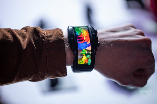 Smartphone màn hình cong độc đáo có thể đeo lên tay như đồng hồ - 3