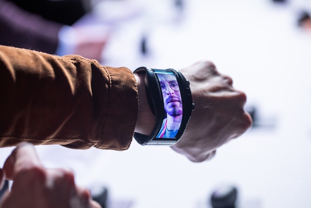 Smartphone màn hình cong độc đáo có thể đeo lên tay như đồng hồ - 7