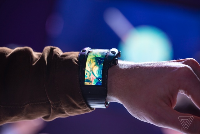 Smartphone màn hình cong độc đáo có thể đeo lên tay như đồng hồ - 8