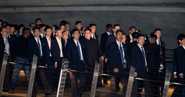 Những lần “lá chắn sống” bảo vệ ông Kim Jong-un công du nước ngoài - 12 Những lần “lá chắn sống” bảo vệ ông Kim Jong-un công du nước ngoài - 12