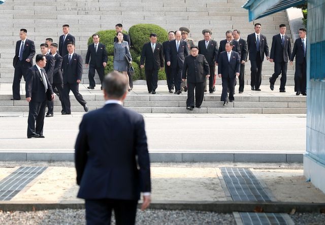 Những lần “lá chắn sống” bảo vệ ông Kim Jong-un công du nước ngoài - 3 Những lần “lá chắn sống” bảo vệ ông Kim Jong-un công du nước ngoài - 3