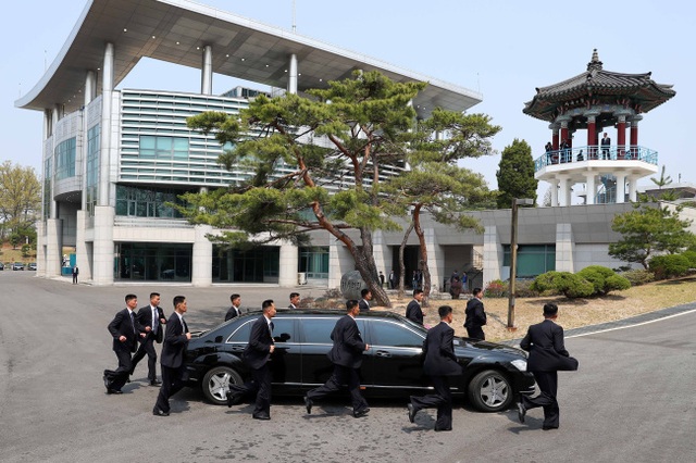 Những lần “lá chắn sống” bảo vệ ông Kim Jong-un công du nước ngoài - 6 Những lần “lá chắn sống” bảo vệ ông Kim Jong-un công du nước ngoài - 6