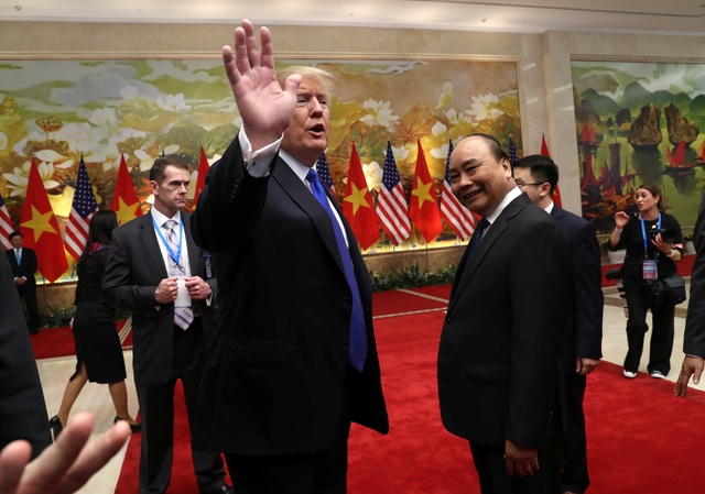 Tổng thống Donald Trump vẫy cờ Việt Nam khi gặp Thủ tướng Nguyễn Xuân Phúc - 1