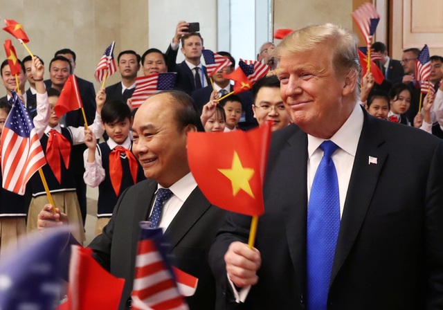 Tổng thống Donald Trump vẫy cờ Việt Nam khi gặp Thủ tướng Nguyễn Xuân Phúc - 4
