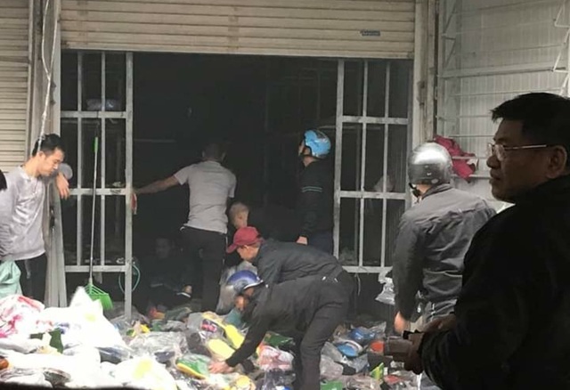 Cháy lớn tại trung tâm thương mại, tiểu thương hoảng loạn sơ tán tài sản - 3 Cháy lớn tại trung tâm thương mại, tiểu thương hoảng loạn sơ tán tài sản - 3