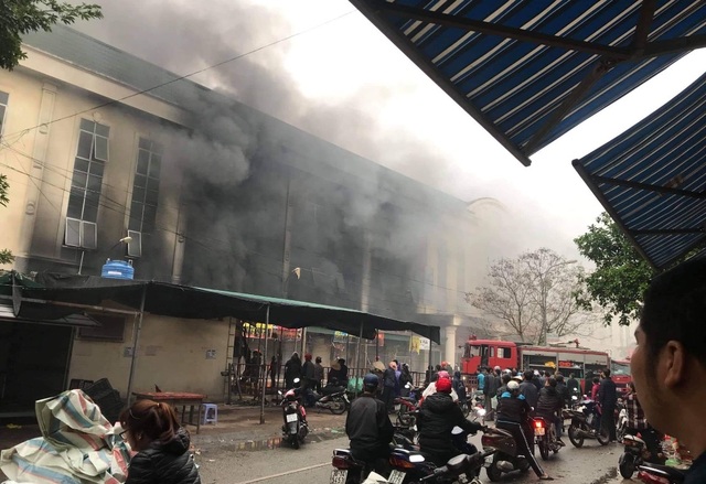 Cháy lớn tại trung tâm thương mại, tiểu thương hoảng loạn sơ tán tài sản - 2 Cháy lớn tại trung tâm thương mại, tiểu thương hoảng loạn sơ tán tài sản - 2