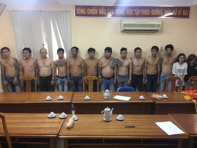 Nhóm giang hồ dùng vợ và người yêu để bẫy đàn ông ham của lạ Nhóm giang hồ dùng vợ và người yêu để bẫy đàn ông ham của lạ