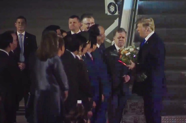 Thiếu nữ có vinh dự tặng hoa Tổng thống Trump tối 26/2 là ai? - 3