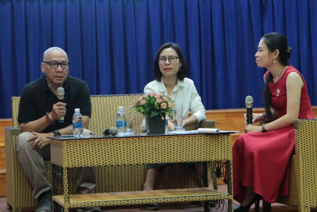 TS. Dương Ngọc Dũng và ThS. Nguyễn Thanh Thủy, Chuyên gia Quản lý tuyển dụng tại ManpowerGroup Việt Nam (giữa) cùng giải đáp những câu hỏi của các bạn trẻ.jpeg TS. Dương Ngọc Dũng và ThS. Nguyễn Thanh Thủy, Chuyên gia Quản lý tuyển dụng tại ManpowerGroup Việt Nam (giữa) cùng giải đáp những câu hỏi của các bạn trẻ.jpeg