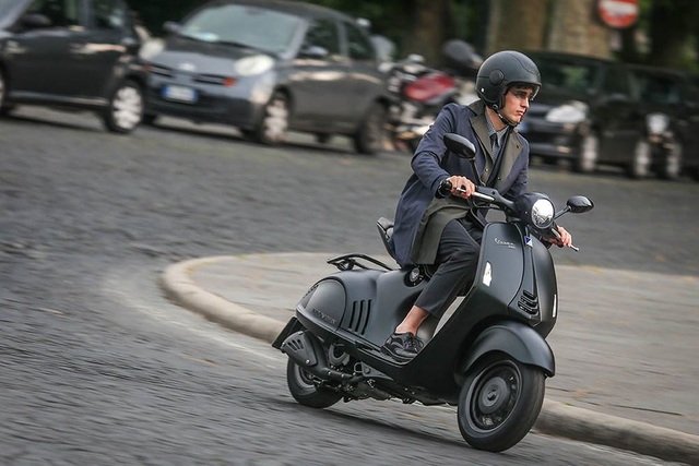 Piaggio tiếp tục khẳng định đẳng cấp với bộ đôi Vespa đen huyền - 1