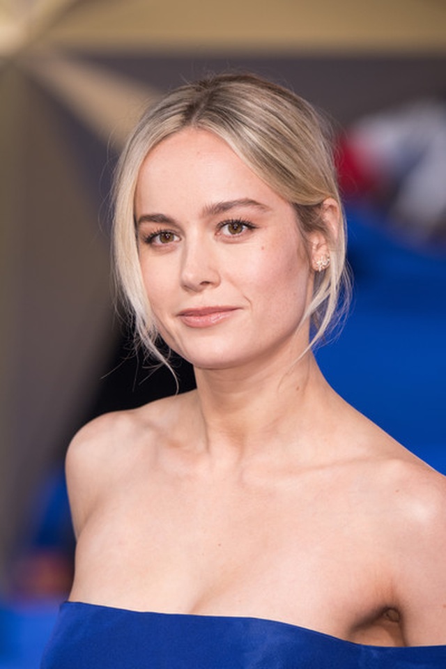 Brie Larson thanh lịch với váy xanh  - 3