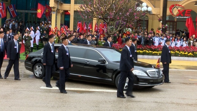 Hành động lạ của tài xế xe bọc thép chở ông Kim Jong-un - 4..jpg