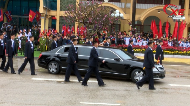 Hành động lạ của tài xế xe bọc thép chở ông Kim Jong-un - 4..jpg