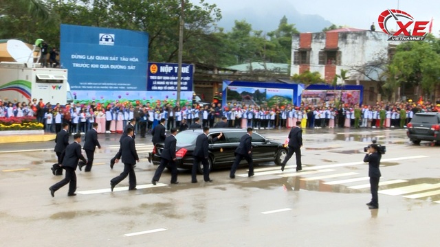 Hành động lạ của tài xế xe bọc thép chở ông Kim Jong-un - 5..jpg