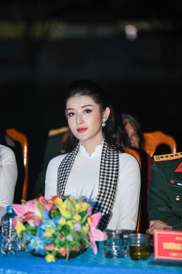Huyền My, Ngọc Hân trao tặng 10.000 cuốn sách tới các chiến sĩ trẻ Nghệ An - 2 Huyền My, Ngọc Hân trao tặng 10.000 cuốn sách tới các chiến sĩ trẻ Nghệ An - 2