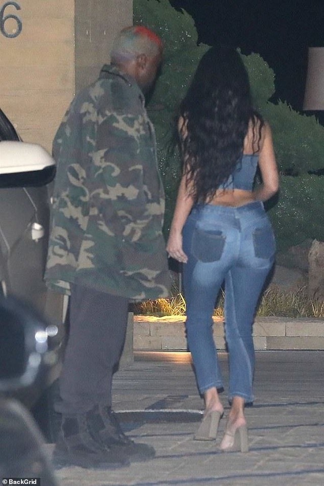 Kim Kardashian diện cây đồ Jeans đi ăn cùng chồng - 5