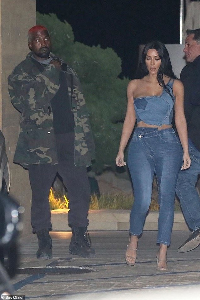Kim Kardashian diện cây đồ Jeans đi ăn cùng chồng - 3