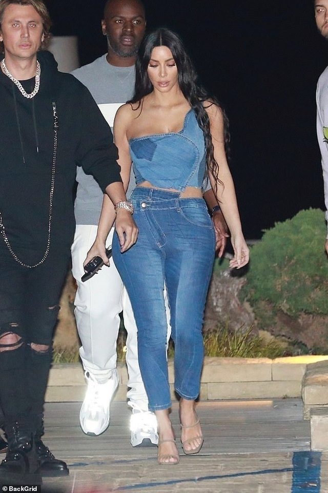 Kim Kardashian diện cây đồ Jeans đi ăn cùng chồng - 1