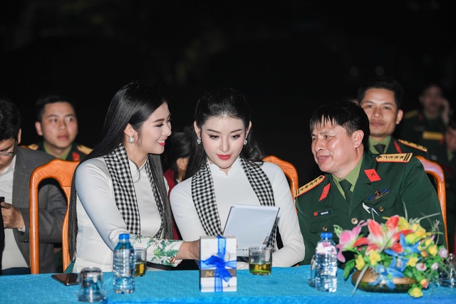 Huyền My, Ngọc Hân trao tặng 10.000 cuốn sách tới các chiến sĩ trẻ Nghệ An - 3 Huyền My, Ngọc Hân trao tặng 10.000 cuốn sách tới các chiến sĩ trẻ Nghệ An - 3