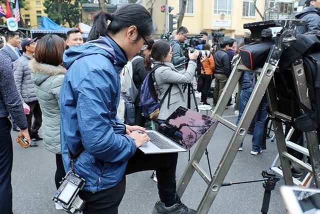 Dân mạng thích thú với muôn kiểu tác nghiệp của phóng viên đưa tin về Hội nghị Mỹ - Triều - Ảnh minh hoạ 13