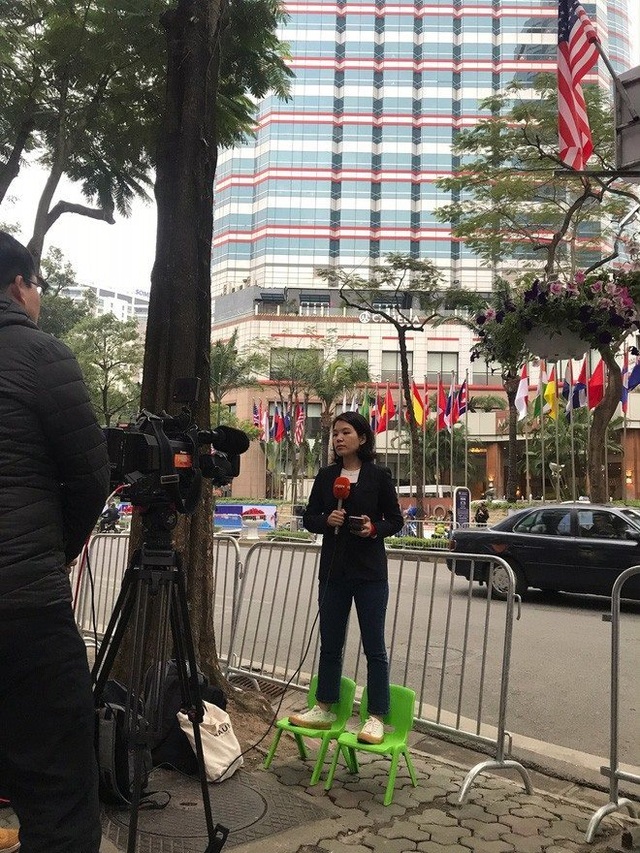 Dân mạng thích thú với muôn kiểu tác nghiệp của phóng viên đưa tin về Hội nghị Mỹ - Triều - Ảnh minh hoạ 9