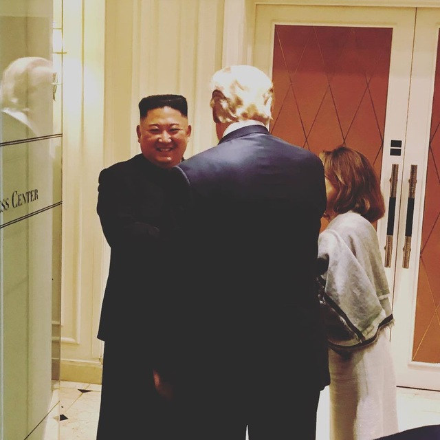 Ông Kim tươi cười chào tạm biệt ông Trump dù không đạt được thỏa thuận - 1
