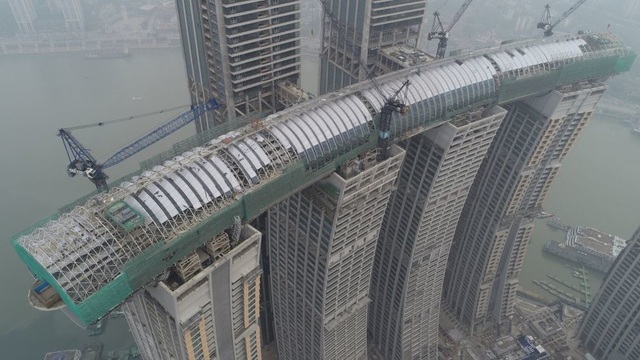 Kỳ lạ: “Tòa nhà chọc trời” nằm ngang ở độ cao 250m - 1 Kỳ lạ: “Tòa nhà chọc trời” nằm ngang ở độ cao 250m - 1