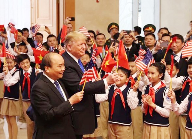 Thủ tướng nói về hình ảnh Tổng thống Mỹ cầm cờ Việt Nam