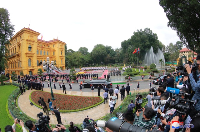 Những khoảnh khắc đẹp của Chủ tịch Kim Jong-un tại Việt Nam trên báo chí quốc tế - 13