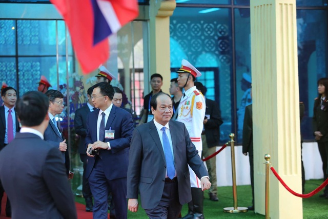 Chủ tịch Kim Jong-un vẫy tay chào Việt Nam, lên tàu về nước - Ảnh minh hoạ 8
