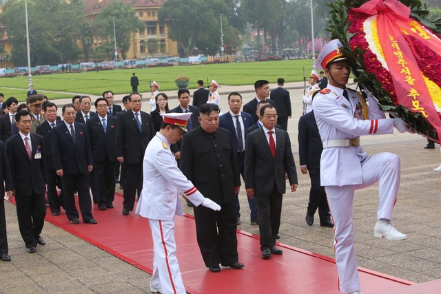 Chủ tịch Triều Tiên Kim Jong-un vào Lăng viếng Chủ tịch Hồ Chí Minh - 2