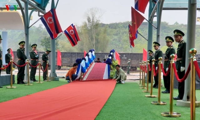 Chủ tịch Kim Jong-un vẫy tay chào Việt Nam, lên tàu về nước - 33