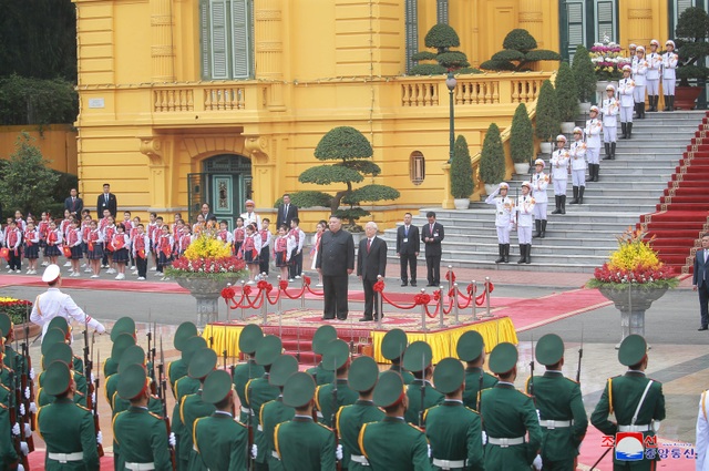 Truyền thông Triều Tiên đăng bộ ảnh ấn tượng về chuyến thăm Việt Nam của ông Kim Jong-un