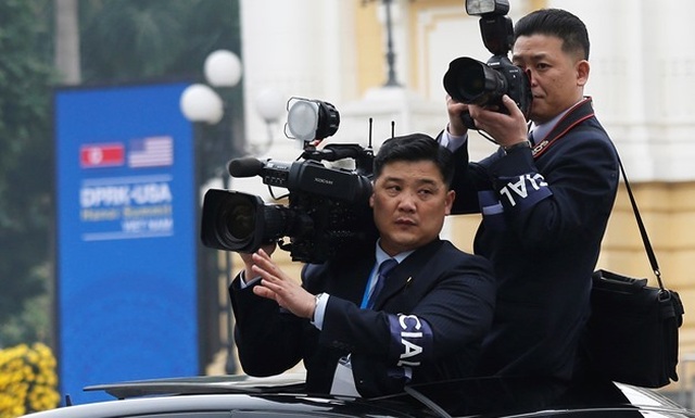 Những phóng viên Triều Tiên kín tiếng theo sát ông Kim Jong-un tại Hà Nội - 4 Những phóng viên Triều Tiên kín tiếng theo sát ông Kim Jong-un tại Hà Nội - 4