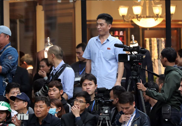 Những phóng viên Triều Tiên kín tiếng theo sát ông Kim Jong-un tại Hà Nội - 7 Những phóng viên Triều Tiên kín tiếng theo sát ông Kim Jong-un tại Hà Nội - 7