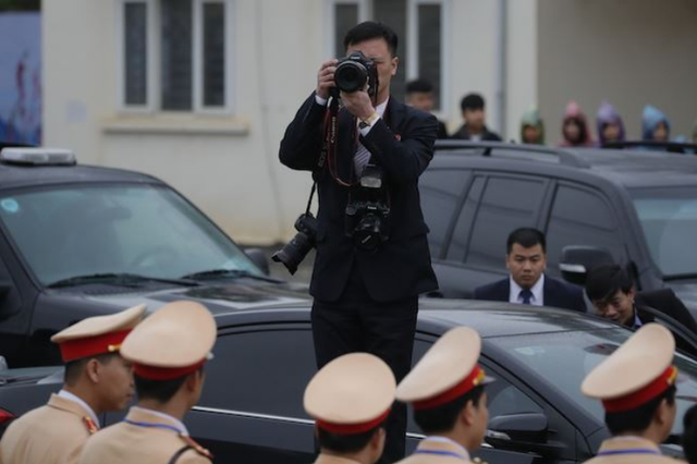 Những phóng viên Triều Tiên kín tiếng theo sát ông Kim Jong-un tại Hà Nội - 3 Những phóng viên Triều Tiên kín tiếng theo sát ông Kim Jong-un tại Hà Nội - 3